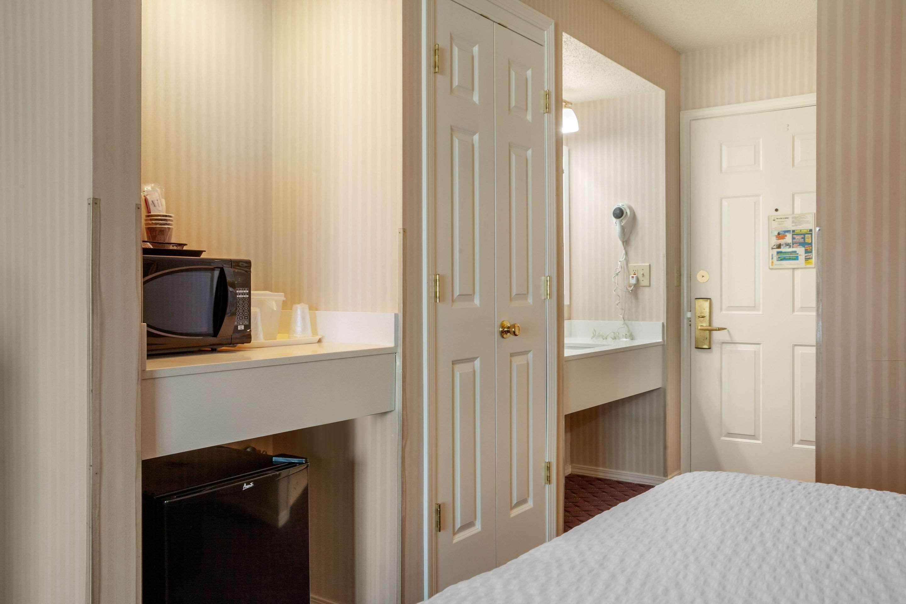 The Wisconsin Hotel & Conference Center วิสคอนซินเดลส์ ภายนอก รูปภาพ