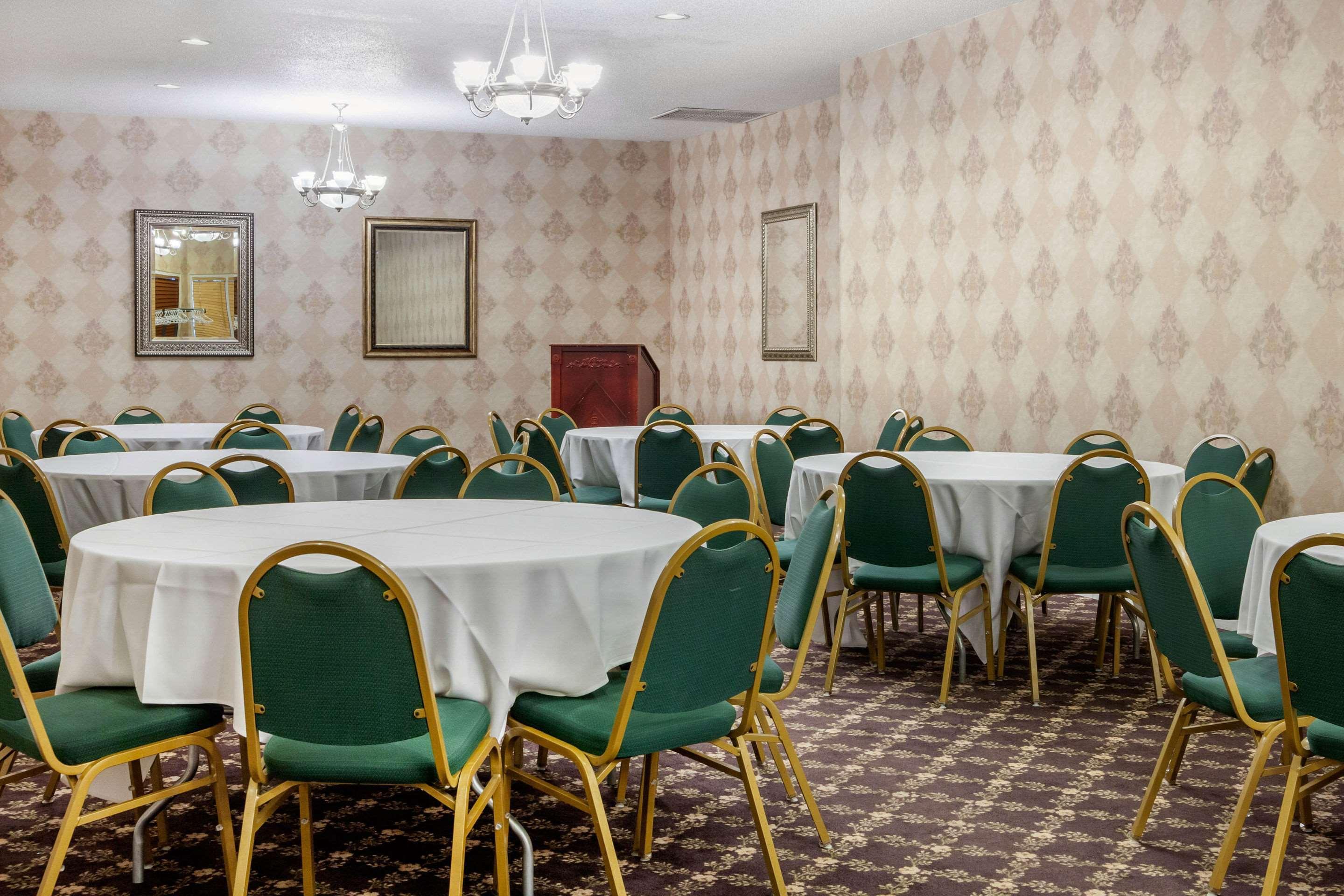 The Wisconsin Hotel & Conference Center วิสคอนซินเดลส์ ภายนอก รูปภาพ