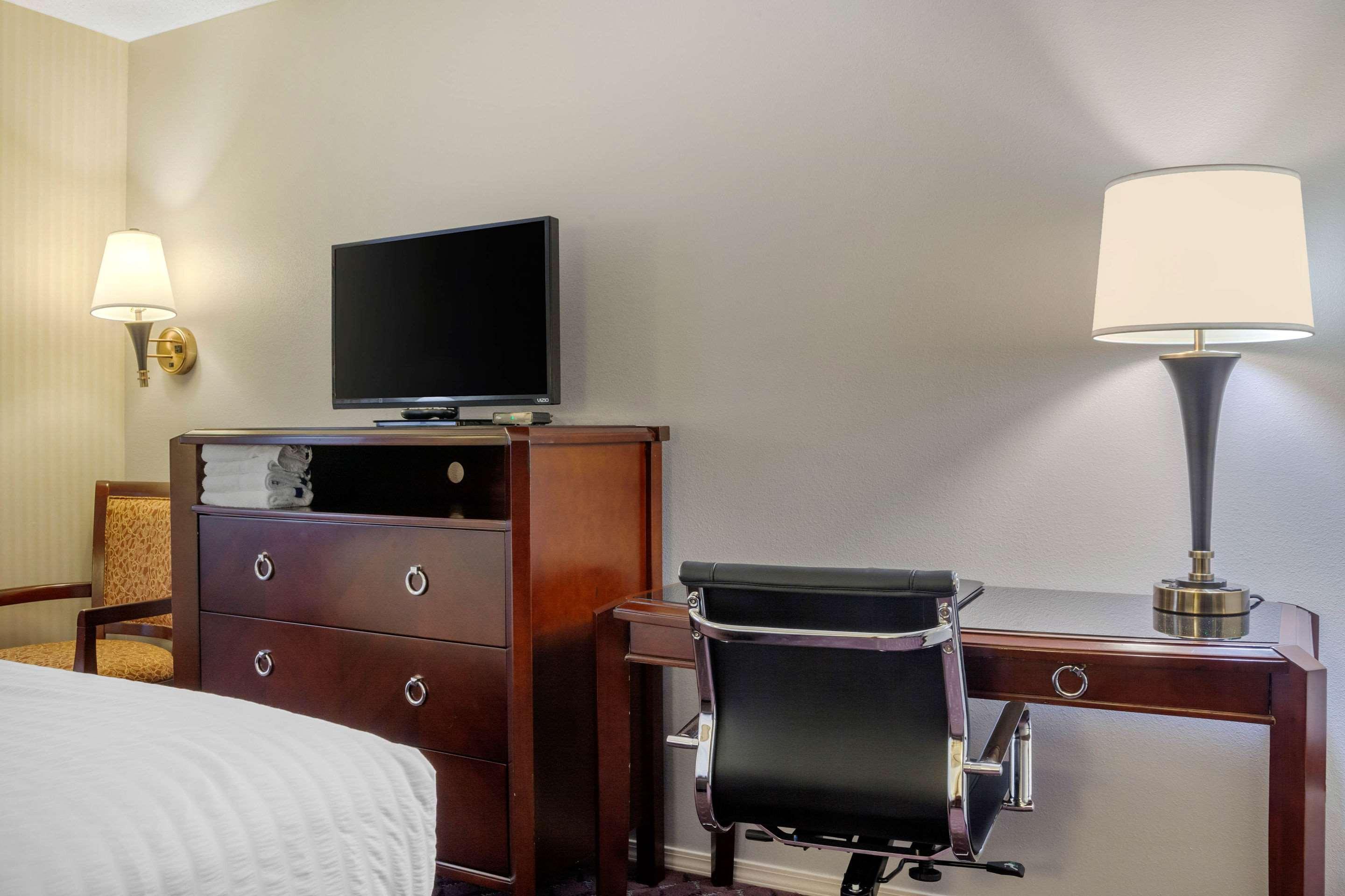 The Wisconsin Hotel & Conference Center วิสคอนซินเดลส์ ภายนอก รูปภาพ
