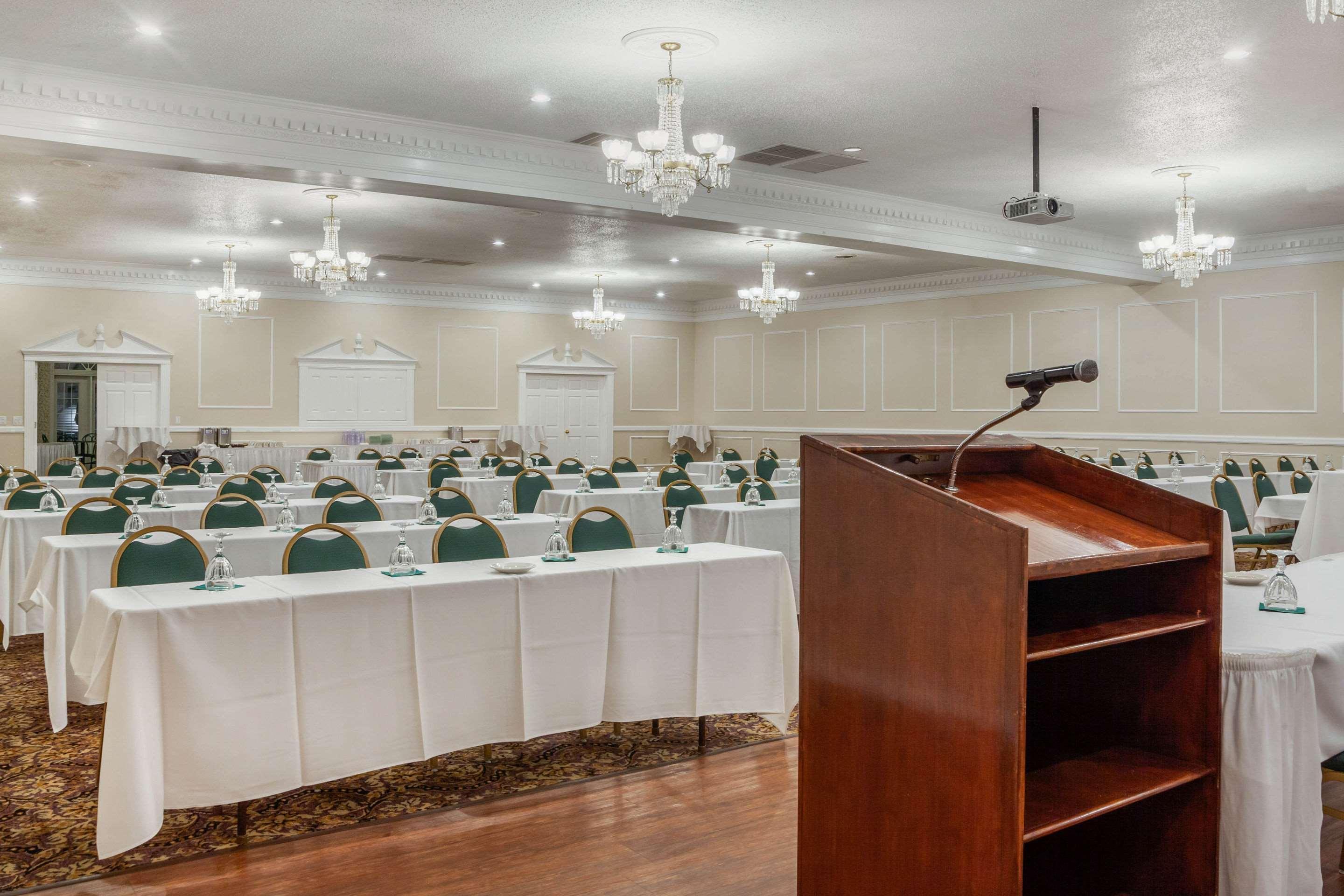 The Wisconsin Hotel & Conference Center วิสคอนซินเดลส์ ภายนอก รูปภาพ